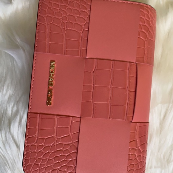 SALE‼️‼️‼️Michael Kors Mercer Clutch Crossbody bag. Color: Pink - Picture 6 of 9